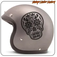 Crâne mexicain adhésif placé sur le côté d’un casque de moto