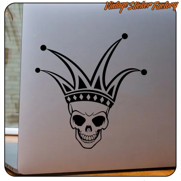 Calavera coronada en negro aplicada sobre una superficie lisa