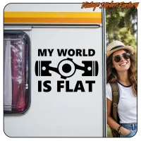 Autocollant « MY WORLD IS FLAT » sur une caravane, à côté d’une personne portant un chapeau