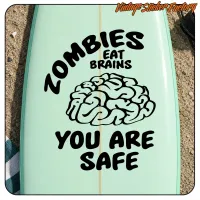 Zombie-Design mit Gehirn und dem Text «Zombies Eat Brains You Are Safe» auf einem Brett