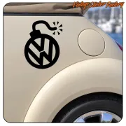 Vinilo negro con símbolo VW y bomba colocado sobre la carrocería clara de un coche