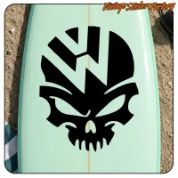 Detalle de la pegatina negra de calavera VW sobre una tabla de surf