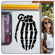 Grenade noire appliquée sur le côté d’une caravane près d’une personne