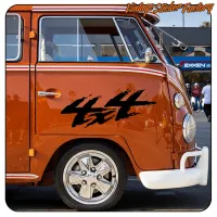 Vue du design «4x4» posé sur le côté d’une fourgonnette classique
