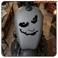 The Joker Gesichtsmotiv auf dem grauen Tank eines Motorrads angebracht