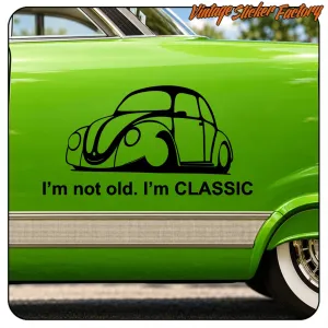 Design noir de voiture classique et texte posé sur la carrosserie verte d’un véhicule