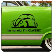 Design noir de voiture classique et texte posé sur la carrosserie verte d’un véhicule