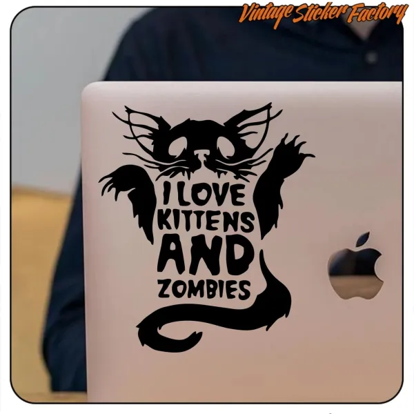 Autocollant noir de chaton et texte appliqué sur le capot d’un ordinateur portable