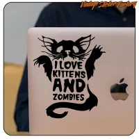 Schwarzer Kätzchen- und Textaufkleber auf dem Deckel eines Laptops