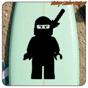 Personnage ninja noir appliqué sur une planche de surf de couleur claire