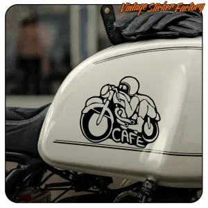 Diseño café racer con motorista sobre una moto, aplicado en el depósito de una motocicleta