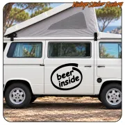 Pegatina negra «beer inside» colocada en la puerta lateral de una camper blanca