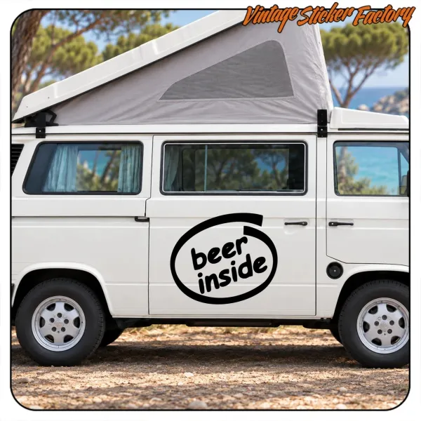 «beer inside»-Vinyl an der Seite eines Campervans mit Aufstelldach