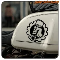 Détail du sticker de piston posé sur le réservoir d’une moto