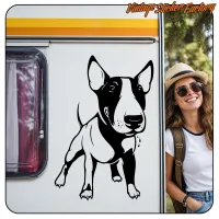 Bull Terrier an der Seite eines Wohnwagens neben einer Person angebracht