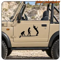 Trois silhouettes noires sur une planche appliquées sur la porte d’un tout-terrain beige