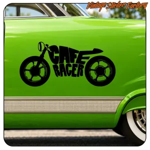 Vinyle noir CAFE RACER appliqué sur la portière d’un véhicule classique vert