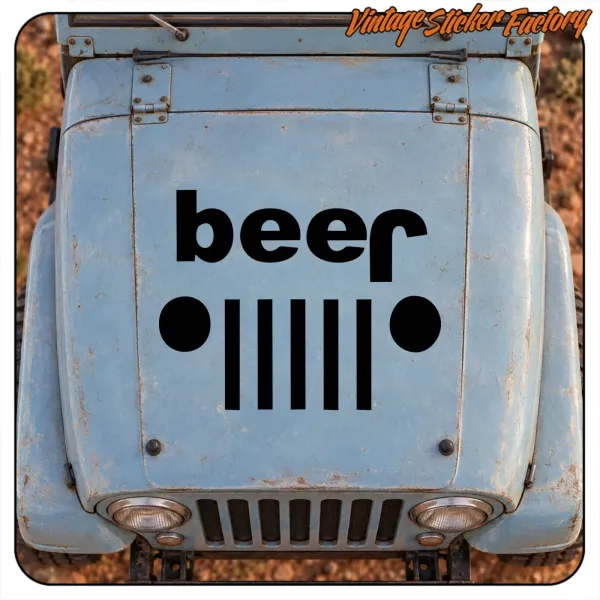 Vue de dessus d’un Jeep classique bleu avec l’autocollant noir « beer » posé sur le capot