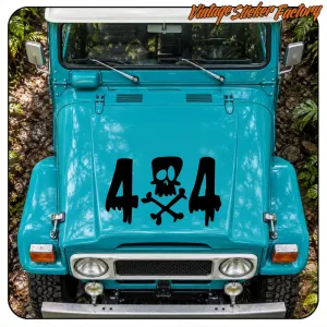 Schwarzer «4x4»-Aufkleber mit Totenkopf und gekreuzten Knochen auf der Motorhaube eines blauen Fahrzeugs