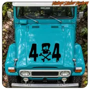 Schwarzer «4x4»-Aufkleber mit Totenkopf und gekreuzten Knochen auf der Motorhaube eines blauen Fahrzeugs