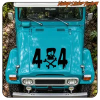 Vue avant d’un véhicule bleu avec l’autocollant noir « 4x4 » à tête de mort et os croisés