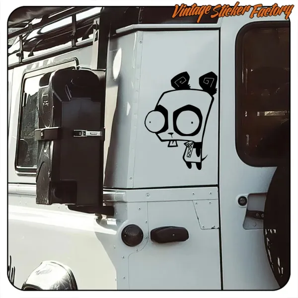 GIR aparece aplicado en el lateral de una caravana blanca, junto a una puerta y una ventana