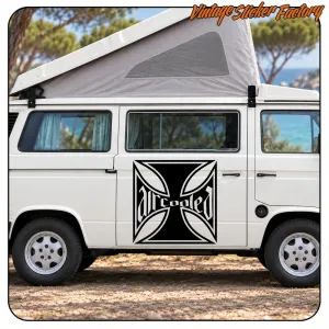 Pegatina AIRCOOLED con cruz de Malta aplicada en el lateral de una furgoneta camper