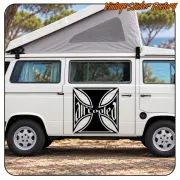 Autocollant AIRCOOLED avec croix de Malte appliqué sur le côté d’un van aménagé