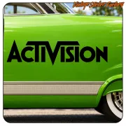 Logotipo Activision negro aplicado sobre la carrocería verde de un automóvil clásico
