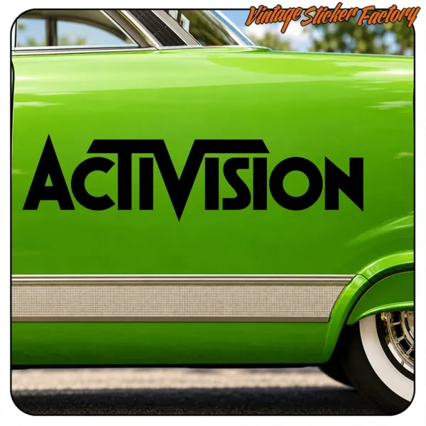 Schwarzes Activision-Logo auf der grünen Karosserie eines klassischen Autos