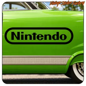 Diseño Nintendo negro aplicado sobre la puerta de un coche verde