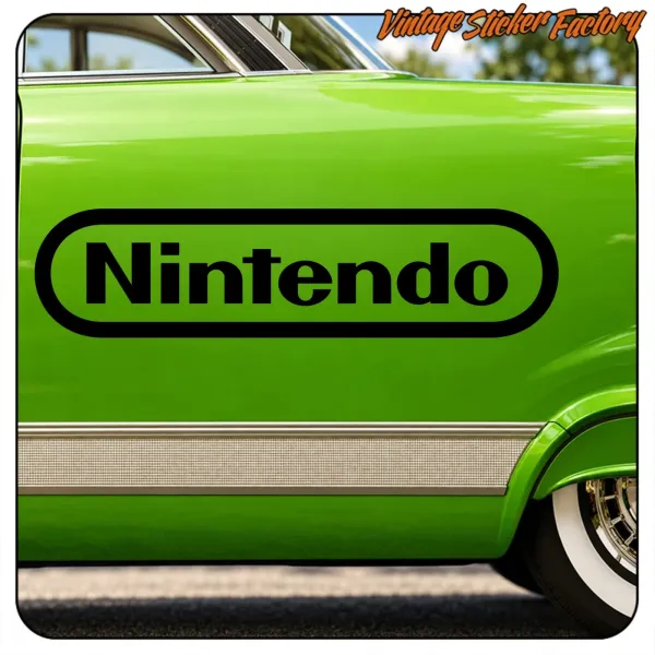 Schwarzer Nintendo-Aufkleber auf der grünen Karosserie eines Autos