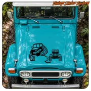 Design Toyota et Jeep appliqué sur le capot d’un véhicule tout-terrain bleu