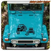 Toyota- und Jeep-Aufkleber mittig auf der Motorhaube eines blauen Geländewagens