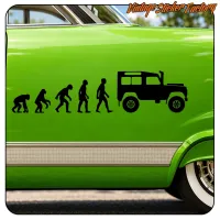 Ansicht des auf einem Fahrzeug angebrachten Designs zur menschlichen Evolution und des Geländewagens