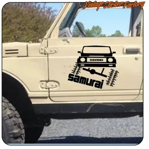 Pegatina negra de Suzuki Samurai con texto «Samurai» aplicada en la puerta de un vehículo 4x4 beige