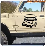 Vue du design noir Suzuki Samurai appliqué sur la porte latérale d’un véhicule 4x4 beige
