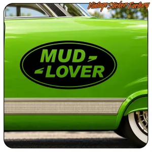 Grün-schwarzer «MUD LOVER»-Aufkleber auf einem klassischen grünen Fahrzeug