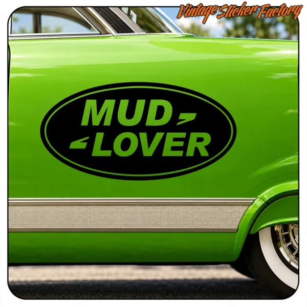 Seitendetail eines grünen Fahrzeugs mit ovalem «MUD LOVER»-Aufkleber