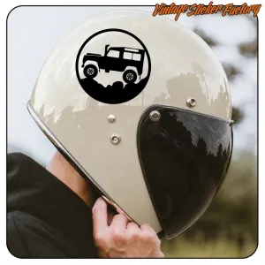 Runder Aufkleber mit Geländewagen-Silhouette auf einem weißen Motorradhelm