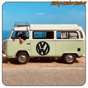 Pegatina negra con emblema VW aplicada en el lateral de una furgoneta camper clara