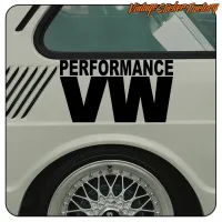 Pegatina negra Performance VW aplicada junto a la rueda trasera de una furgoneta clara