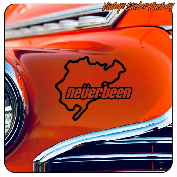 Autocollant Neverbeen appliqué sur la carrosserie orange d’une voiture ancienne