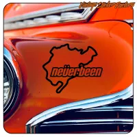 Neverbeen-Aufkleber auf der orangefarbenen Karosserie eines Oldtimers