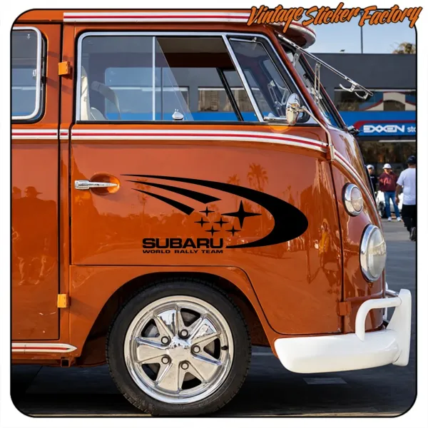 Schwarzes Subaru World Rally Team Design auf einem klassischen orangefarbenen Transporter