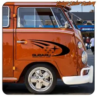 Diseño Subaru World Rally Team negro aplicado en una furgoneta clásica naranja