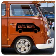 Adhesivo «Mein Bulli» aplicado en el lateral de una furgoneta camper naranja