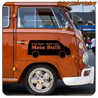 Alternative Ansicht des «Mein Bulli»-Aufklebers an einem orangefarbenen Campervan