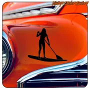 Silueta negra de mujer con tabla y remo aplicada sobre la carrocería naranja de un coche clásico