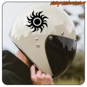 Soleil tribal noir appliqué sur un casque à visière sombre